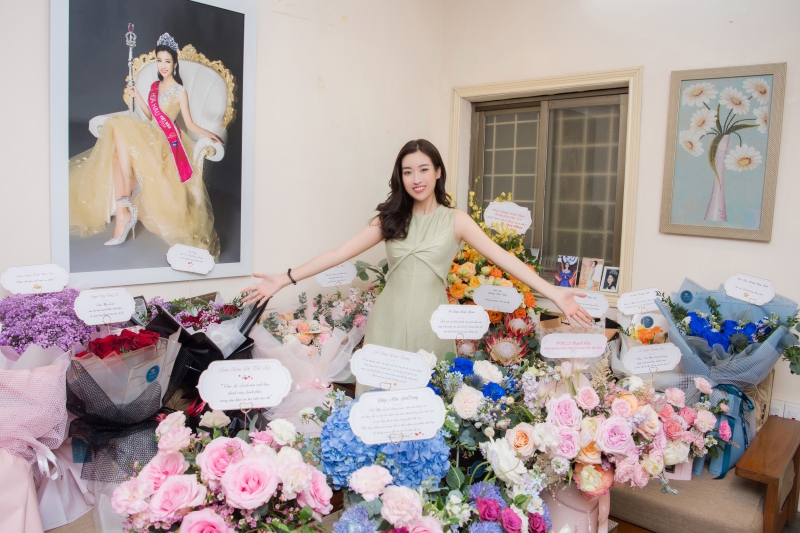 Đỗ Mỹ Linh đón sinh nhật đặc biệt ở tuổi 25 với siêu xe chở đầy hoa khiến ai cũng trầm trồ - Ảnh 4